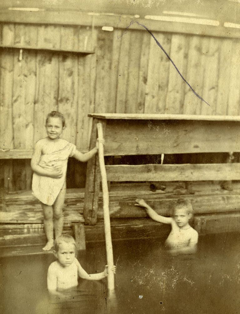 Таня и Валерия в купальне имения тёти Ели. 1904 г