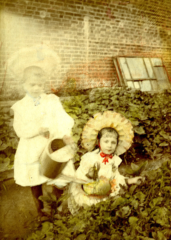 Сёстры Татьяна (слева) и Валерия Бекман в имении тёти Ели. Шадринск. 1905 г.