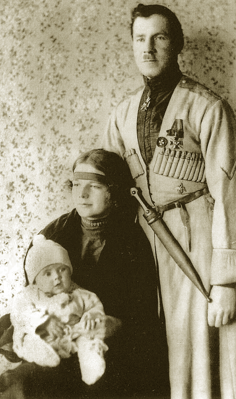 Генерал-майор Александр Александрович Губин, видимо с дочерью и внуком