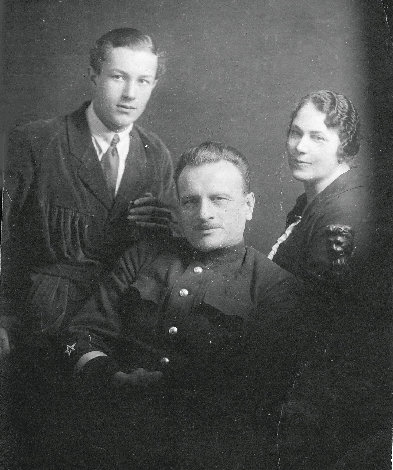 Георгий Владимирович Ломан, Ольга Ивановна, и их сын Владимир.